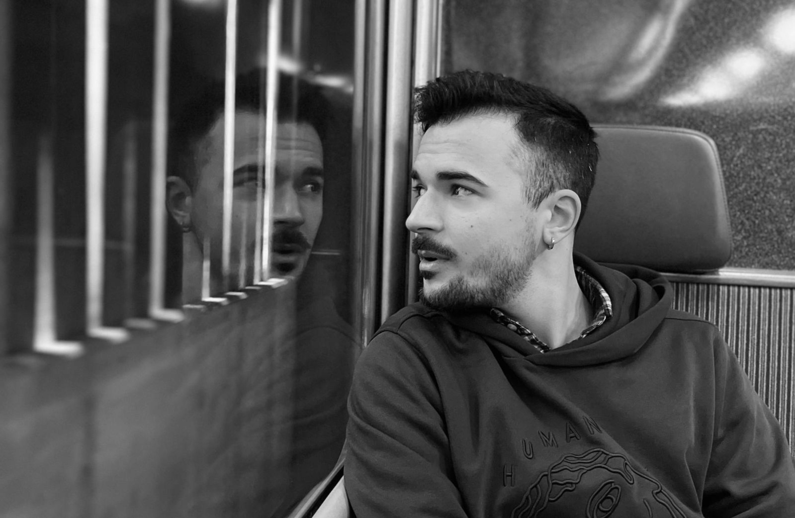 Emanuele Cornati – Psicologo Clinico Ritratto in bianco e nero di Emanuele Cornati, psicologo clinico a Como